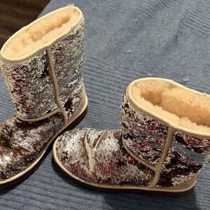 ✨ UGG Classic Short Sequin Boots 3353 – Women’s Size 8 ✨